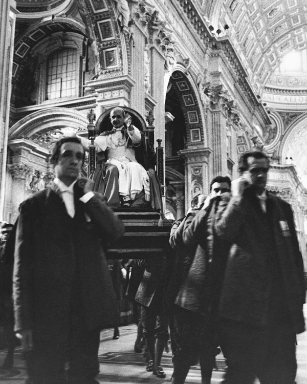 L’accoglienza di Paolo VI in occasione di una udienza speciale
negli appartamenti vaticani. Dietro lo stipite, il suo segretario,
don Pasquale Macchi (settembre 1964).